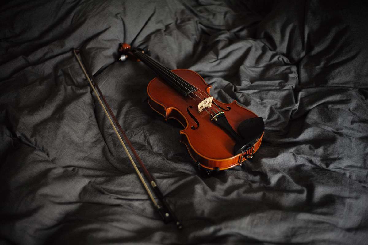 violin violin with bow on cloth fiddle